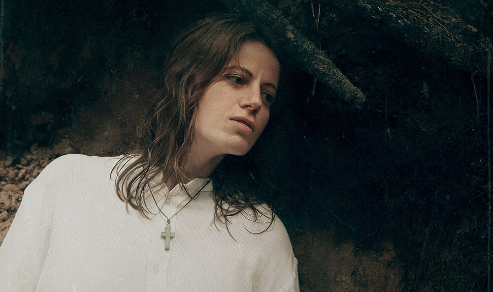 Марине Манасян. Фотография обложки альбома AREVI VOSKI. Фото: @thedeepimage, vk.c