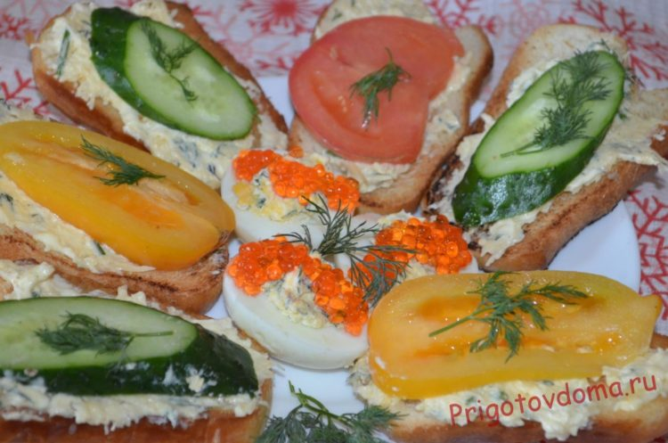 Закусочные тосты с помидорами и огурцами