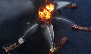 Разлив нефти после взрыва нефтяной платформы Deepwater Horizon в Мексиканском заливе на сегодняшний день является самой ужасной нефтяной катастрофой. Ведь это негативно сказалась на флоре и фауне залива и его береговой линии.