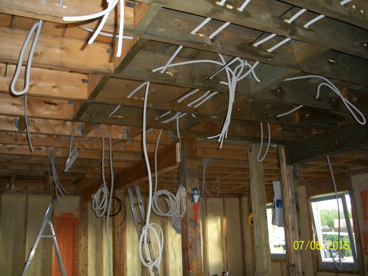 Можно заметить, что часть перекрытия более тёмная снизу. Обработана антисептиком. Здесь будет санузел. 