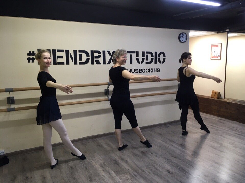 На первых занятиях классической хореографии Клуба "Живу танцуя".