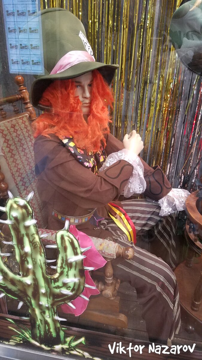 — Шляпник, что же общего у ворона и письменного столика?
— Ни малейшего понятия.