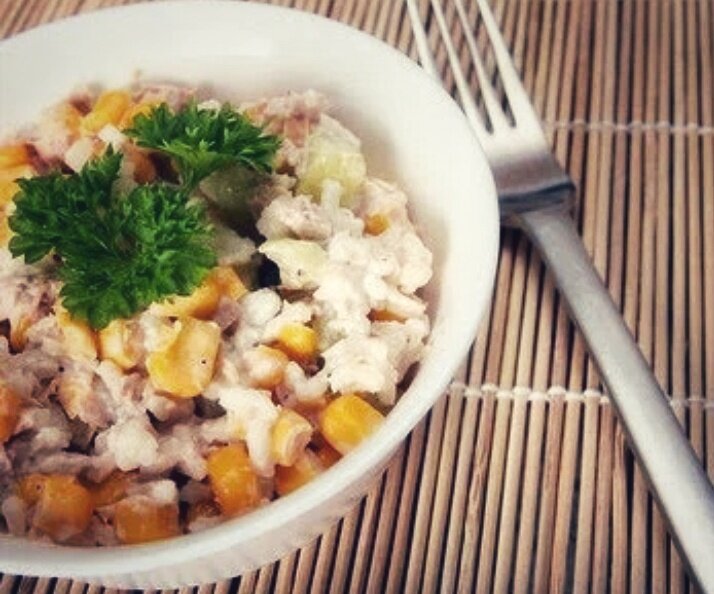 Салат с тунцом и кукурузой ,фото взято с открытых источников