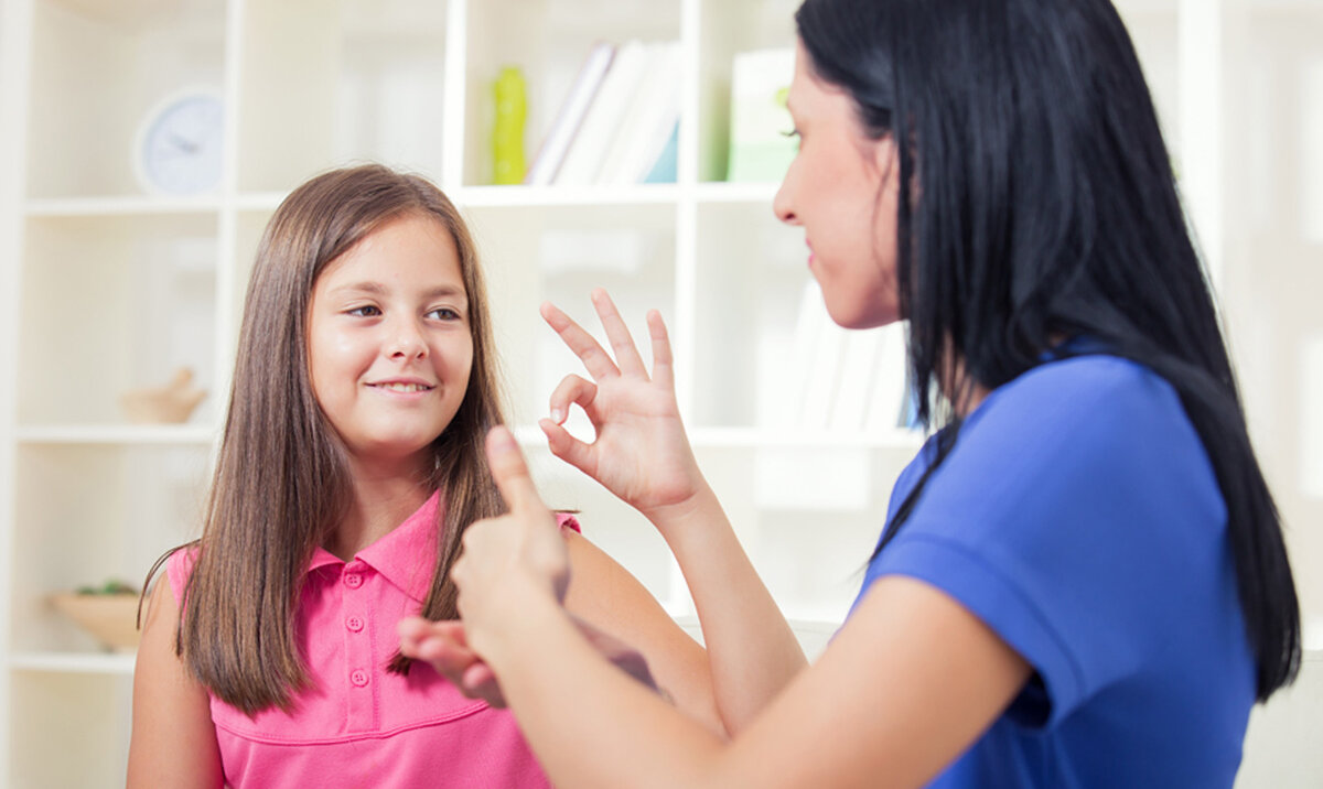 Слышащие дети в семье глухих. Общение с людьми с нарушением слуха. Жестовый язык для детей. Глухие родители. Семья глухих.