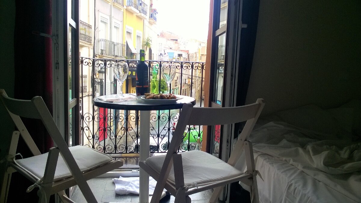 балкон и вино, что еще надо? А да...солнце