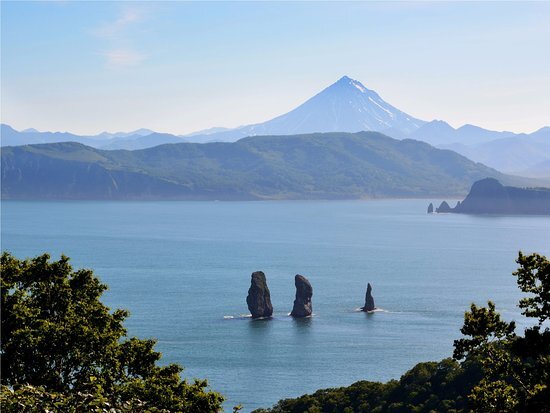  Авачинская бухта. Скалы Три Брата. Картинка из открытого источника.