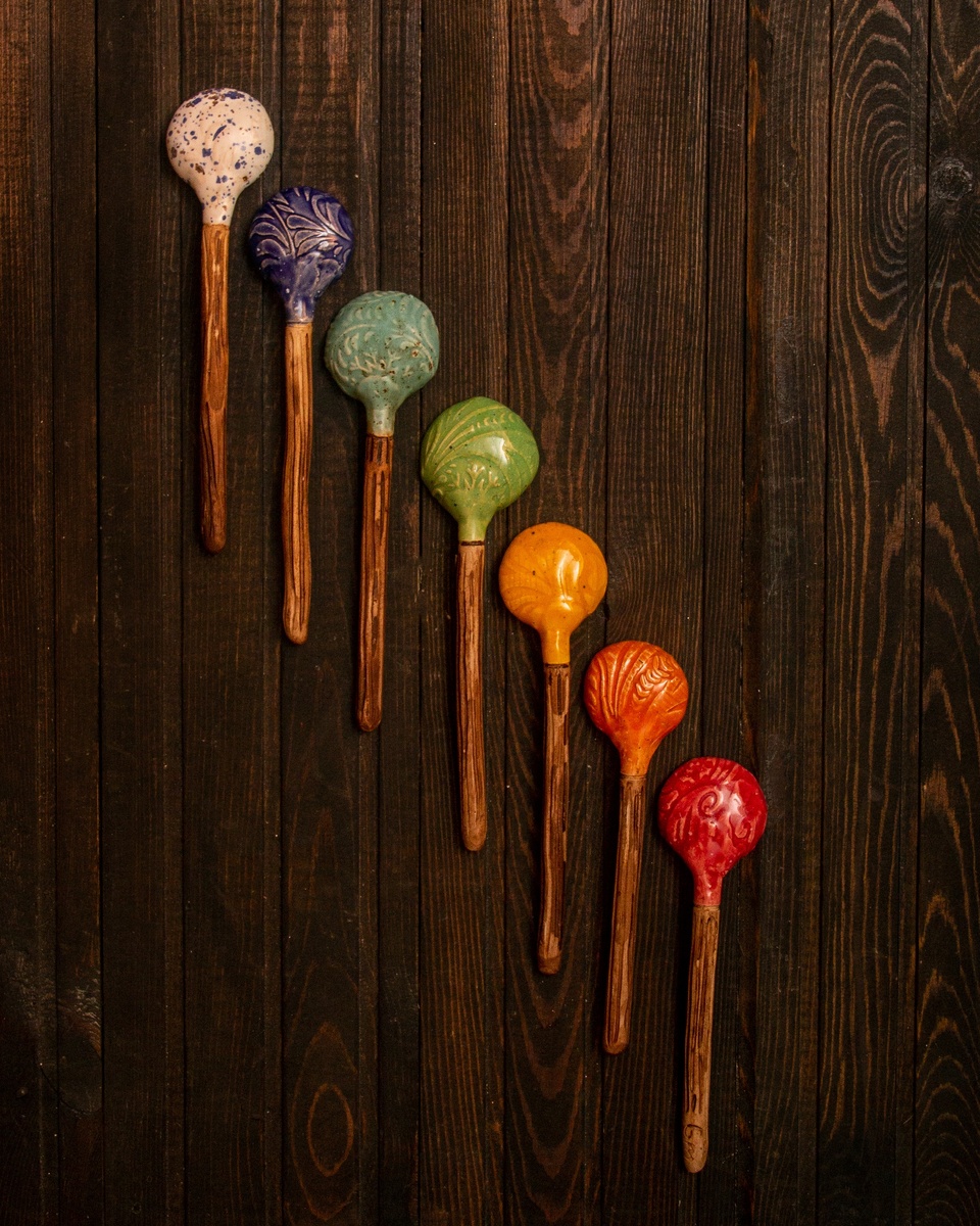 
Аркадий Цукер родился с синдромом ДЦП. И когда подрос, тратил полдня на застёгивание одной единственной поговицы на брюках. 


В школе над этим беспомощным ребенком по всякому издевались, даже подвешивали в гардеробе за одежду. Но благодаря родителям научился нормально говорить, и передвигаться, хотя бы с палочкой.

В 17 лет организовал свою первую компанию. Поскольку ходил с палочкой, окружающие люди всегда старались ему помочь: придержать дверь или что-то подать.

В один прекрасный день Аркадий решил оставить палку дома, и передвигаться без нее. И он не смог войти в маршрутку. В глазах людей он теперь обычный человек. Его, значит, оттолкнули, не уступили место, уронили в грязь на остановке.

И, говорит он, вернулся домой, переоделся, взял палку и пошел снова на работу. Люди опять к нему стали вежливы и подсадили в маршрутку. С палкой было удобно, но противно на душе. Он понимал, что из-за этого удобства не может научиться ходить без палки. Палка останавливала развитие.

У каждого из нас есть такая палка. С ней удобно и комфортно, но она мешает развиваться.

Для меня палкой была работа. Которая стала не интересна, но там всегда стабильно платили хорошую зарплату. И можно было лениться! Нафига еще какое-то развитие и личностный рост, когда и так дома тепло, по счетам оплачено и холодильник заполнен едой.

Настоящий личностный рост начался 3 месяца назад, только когда палка была выброшена. Жизнь стала интереснее в несколько раз. Пропало чувство, что она проходит мимо меня. За эти 3 месяца, я познакомился с бОльшим количеством интересных людей, чем за всю предыдущую жизнь. 

Палку бросать страшно, с ней стабильность...и бесцельно прожитые годы.

А у вас есть такая палка?
