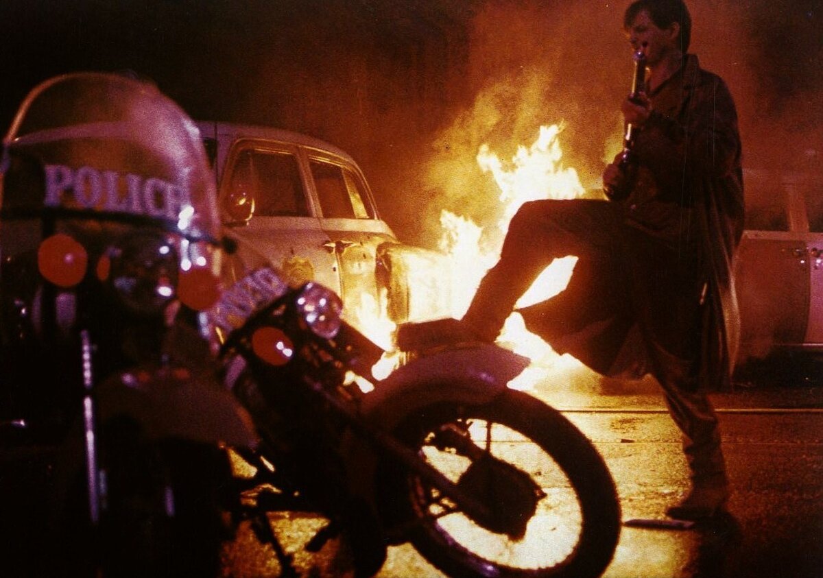 Кадр из фильма "Улицы в огне" (1984)