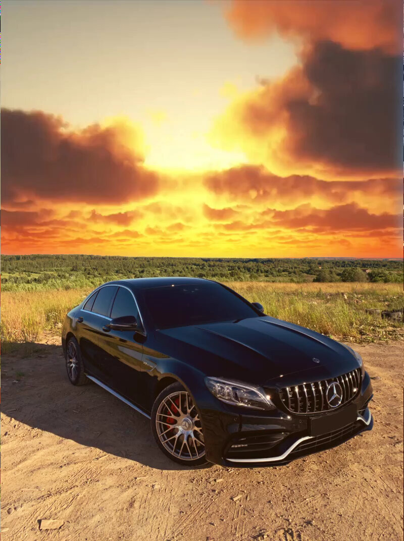 Ниже представлены основные технические характеристики Mercedes-AMG E63 2018-2019 / Мерседес-Бенц Е 63 АМГ (W213) в новом кузове для российского рынка.

В таблице приведены основные параметры: габаритные размеры, расход топлива (бензина), дорожный просвет (клиренс), масса (вес), объем багажника и бака, двигатели, коробки передач, тип привода, динамические характеристики и т.д.

Кузов
Тип кузова	седан
Класс автомобиля	класс E
Длина / ширина / высота, мм	4942 / 1860 / 1447
Колесная база, мм	2939
Клиренс (дорожный просвет), мм	—
Объем багажника, л	540
Снаряженная масса, кг	1875 — 1880
Объем топливного бака, л	66
 
Двигатель и трансмиссия
Тип двигателя	бензин	бензин
Объем, л	4,0	4,0
Мощность, л.с.	571	612
Крутящий момент, Нм	750	850
Тип коробки передач	автомат	автомат
Число передач	9	9
Привод	полный	полный
Разгон 0-100 км/ч, с	3,5	3,4
Макс скорость, км/ч	250	250
Расход топлива, л	 	 
— город	11,4	11,3
— трасса	7,3	7,3
— смешанный	8,8	8,8
Тип топлива	АИ-95	АИ-95
 