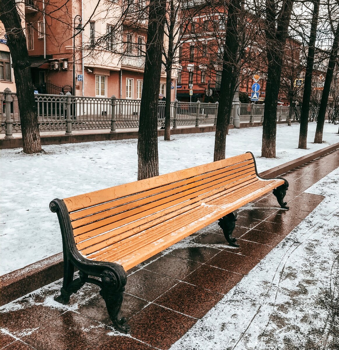 Скамейка воланда на патриарших прудах. Скамейка Воланда на Патриарших прудах фото. Скамейка Воланда на Патриарших прудах как найти.