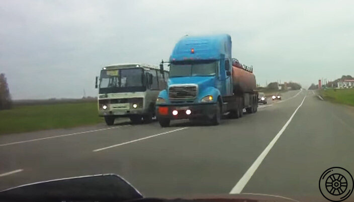 Автобус уступает дорогу грузовику