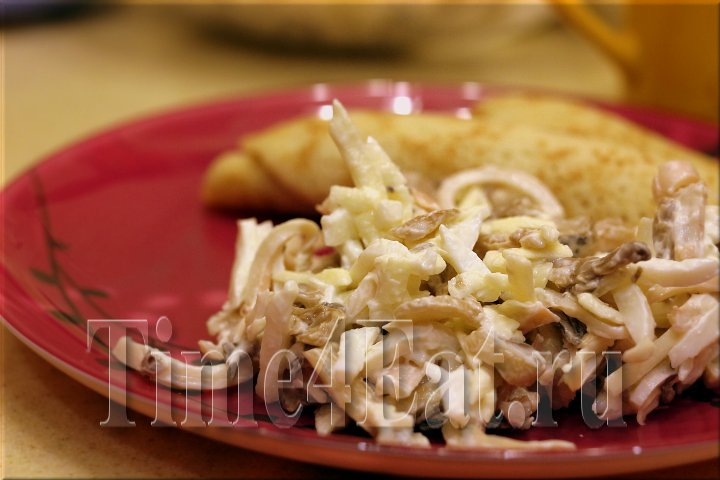 Салат с кальмарами и вешенками