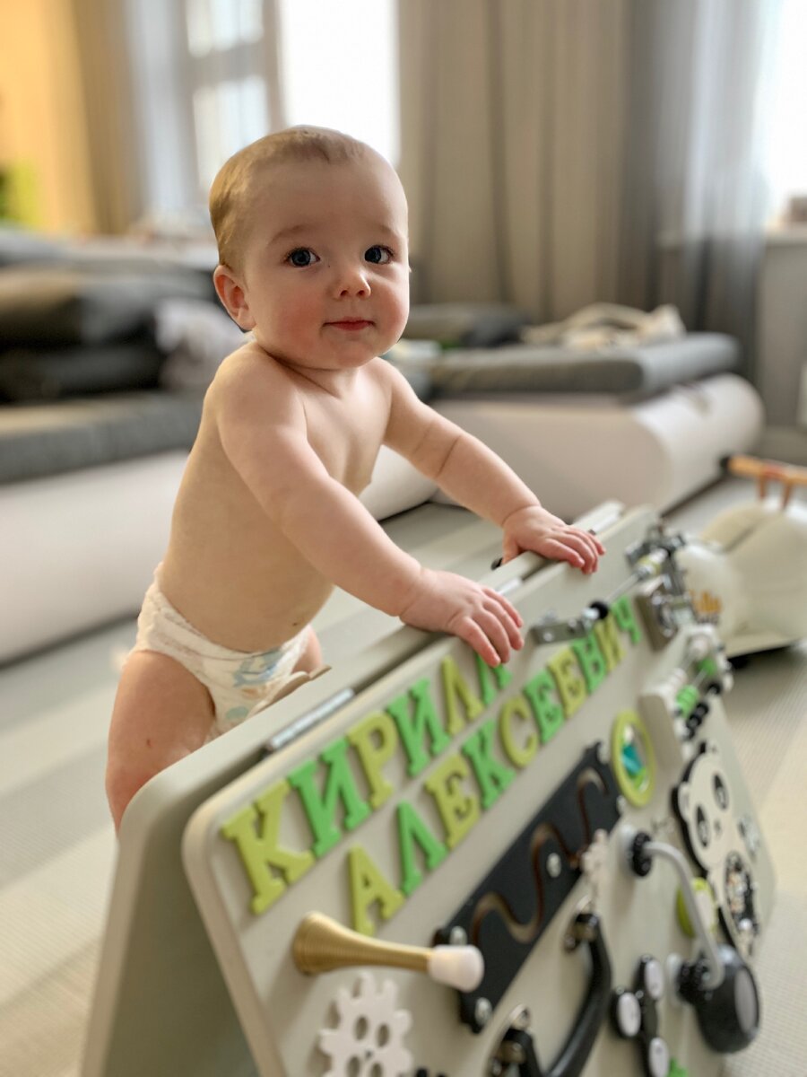 Сын Кирилл. Про бизиборд будет отдельная статья. Он сделан мной за неделю вечерами. 