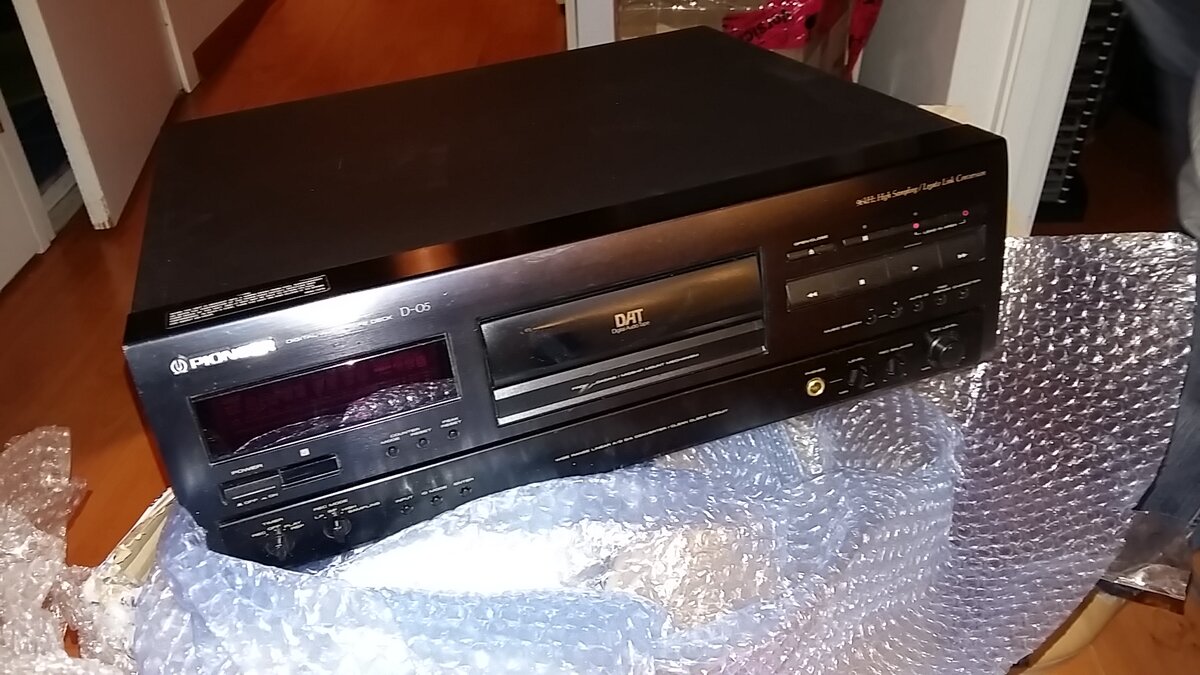 Внешний вид DAT-магнитофона Pioneer D-05. Фото автора