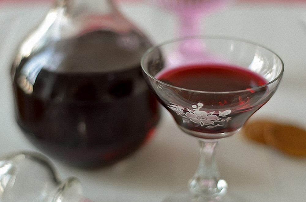 Рецепт домашнего вина из черной. Домашнее вино. Смородиновое вино. Вино из смородины. Вино из варенья.