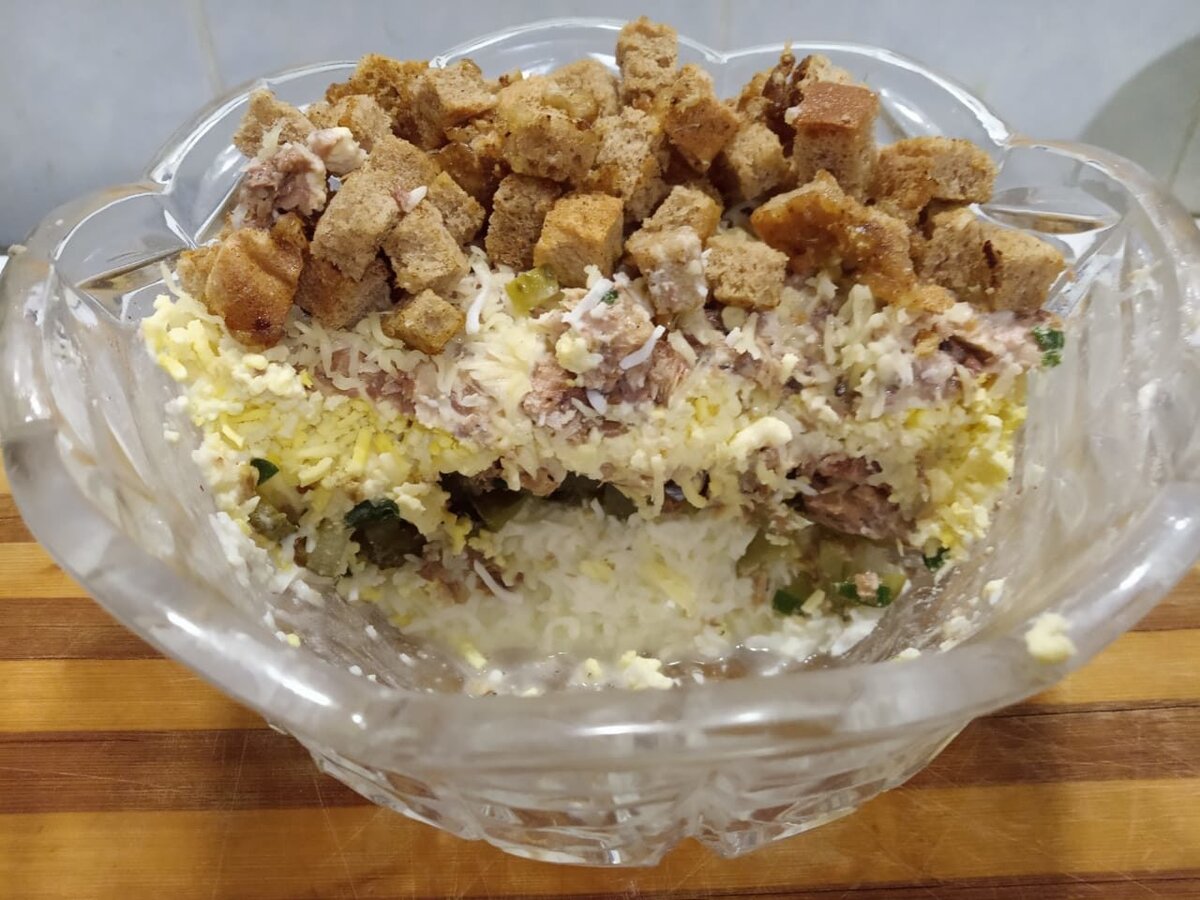 Салат из рыбных консервов с сухариками.