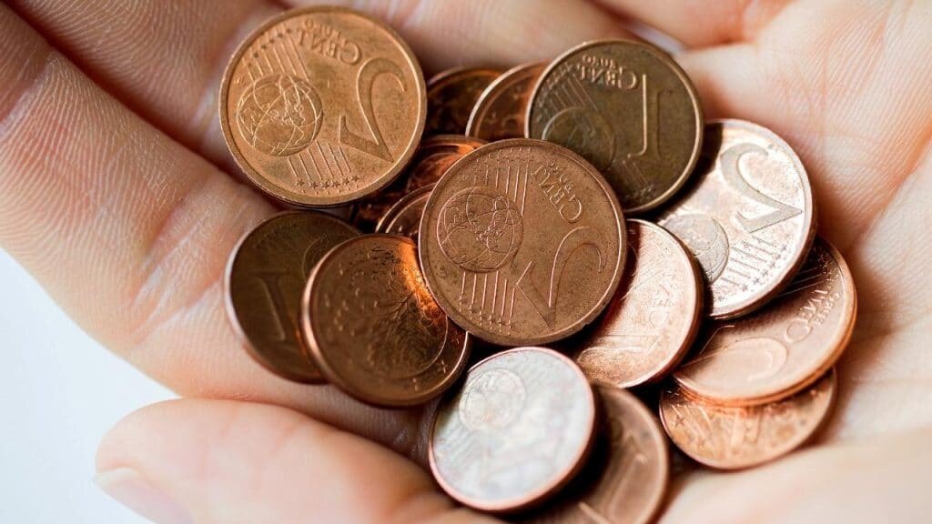 Держать монеты в руках - к несчастью .