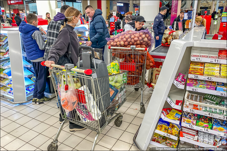 Хроники московского Ашана. Ситуация спустя два дня после первых набегов паникёров, скупающих продукты