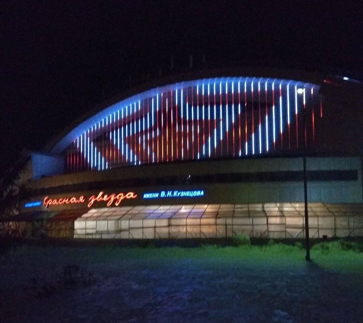 Совсем недавно здесь выступали Artik&Asti, группа "Руки вверх"...