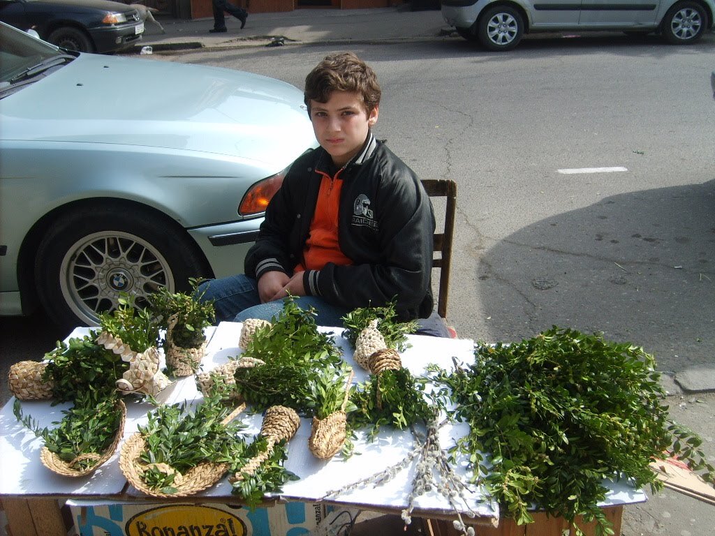 Мальчик продаёт самшит на улице в Тбилиси