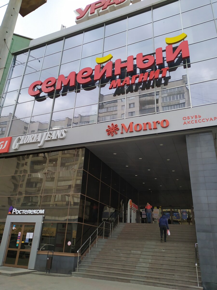 Обычно здесь многолюдно, сегодня пустой магазин.