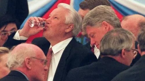 Фото взял с интернета, с открытого доступа.  На фото Ельцин рядом с Билом клинтоном