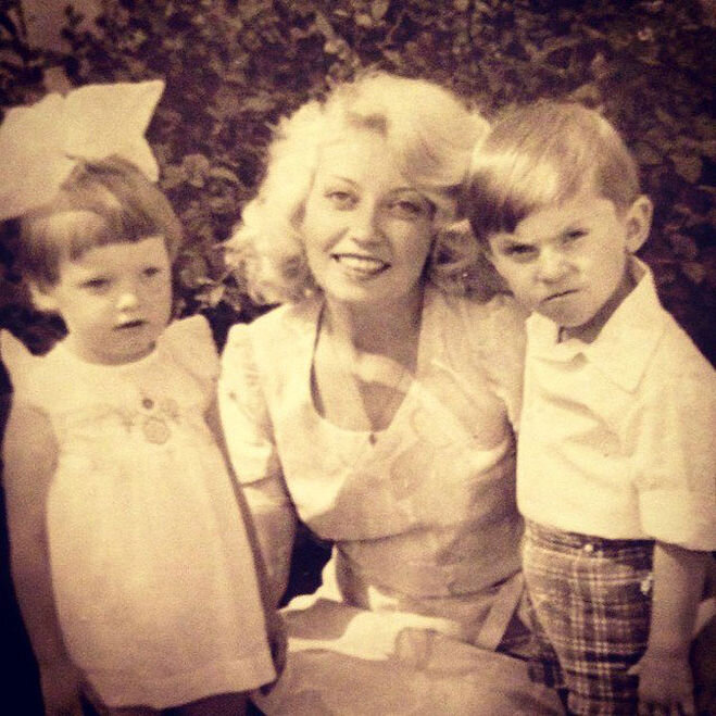 Александр с мамой и сестрой. Источник фото: http://cdn01.ru