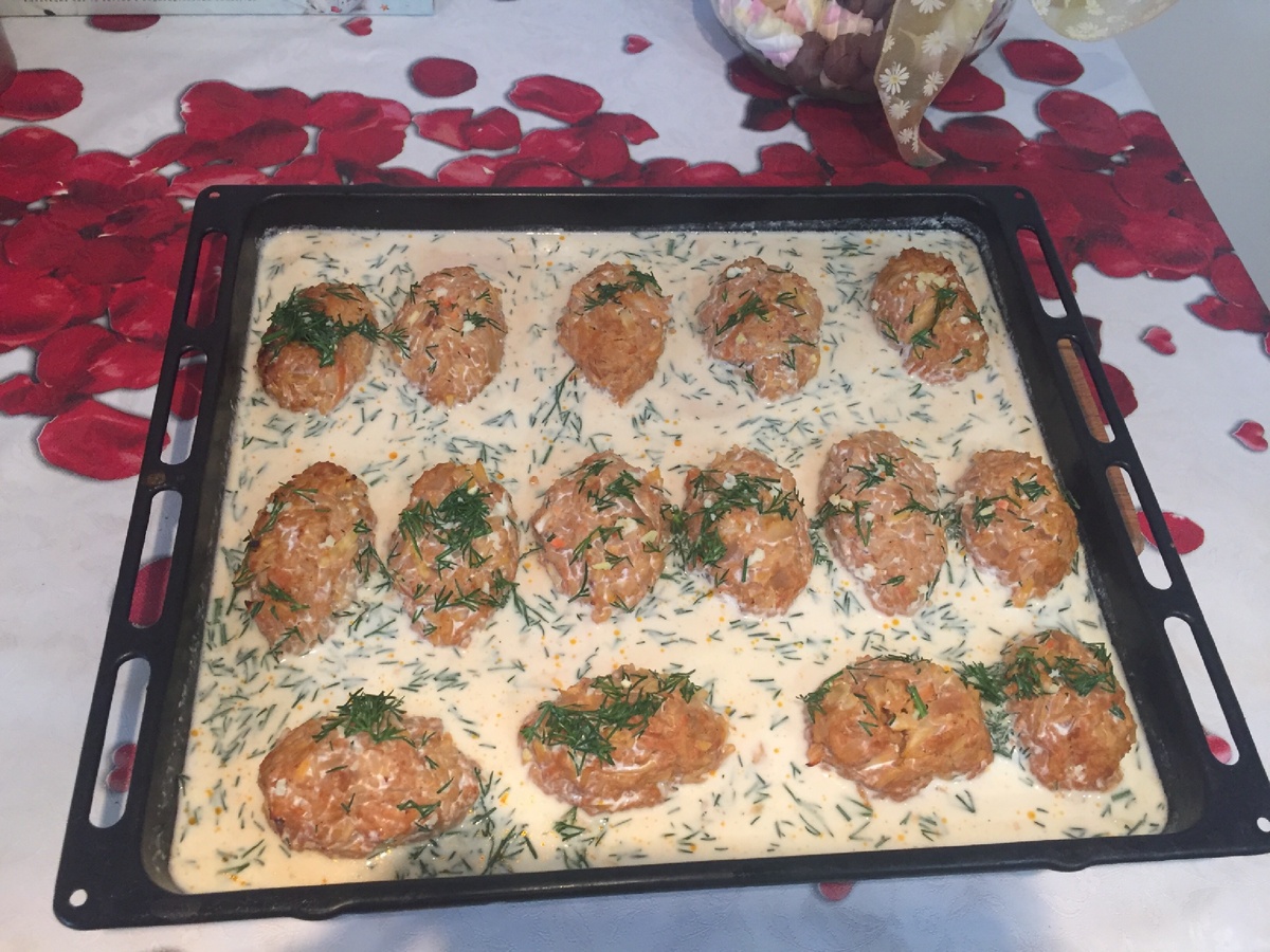 Готовим вкусные голубцы :Берём фарш 1 кг ( домашний) 1 яйцо, соль перец , пережариваем лук морковь добавляем томат пасту , 1ст.лож. Не много воды , потом это все добавляем в фарш . Шинкуем капусту и тоже туда ) рис 1 стакан отвариваем и добавляем 😊 выкладываем на противень .Соус сметанный с чесноком и зеленью не много воды , перемешиваем и заливаем наши ленивые голубцы .Духовка на 180гр.готовим около часа 