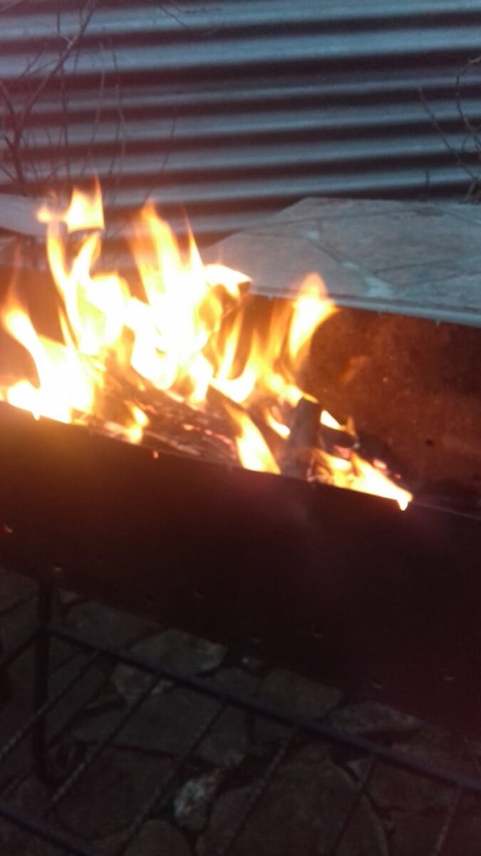 Готовим угли для шашлыка