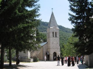 Монастырь этот уникален во всех отношениях. Здесь не только находятся величайшие святыни православного мира, не только исполняются желания верующих, но и сам монастырь выглядит как истинное чудо – ведь он словно врос в скалу. Острог представляет собой комплекс из двух монастырей – Верхнего (Горний) и Нижнего (Доний), разделенных отвесной тропой, по которой туристы поднимаются сплошным ручейком со множеством остановок по пути.
