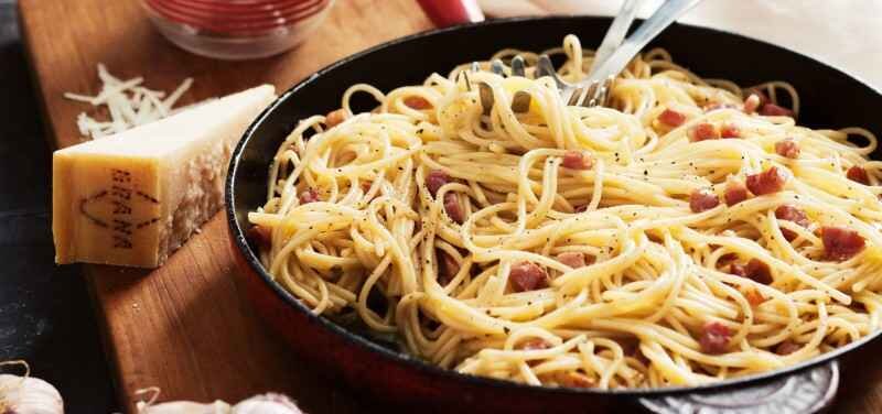  Отправиться в Рим только ради пасты - странно, но если вы хотите попробовать правильную итальянскую пасту, то ехать действительно придется, потому что в домашних условиях приготовить ее, не нарушив рецепта, вряд ли получится. Традиционными в Риме считаются 4 пасты: карбонара, грича, аматричана и «качо и пепе».