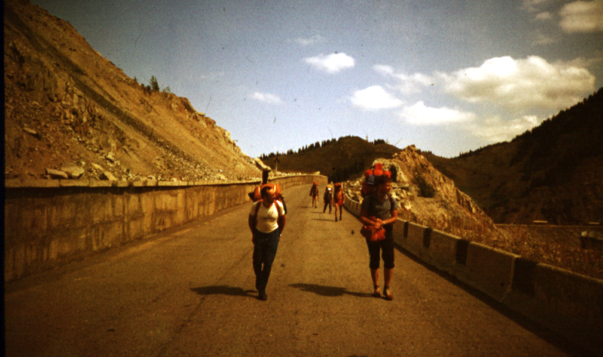 Фотографировались у прикольных вывесках на казахском языке, тогда это было в диковинку.