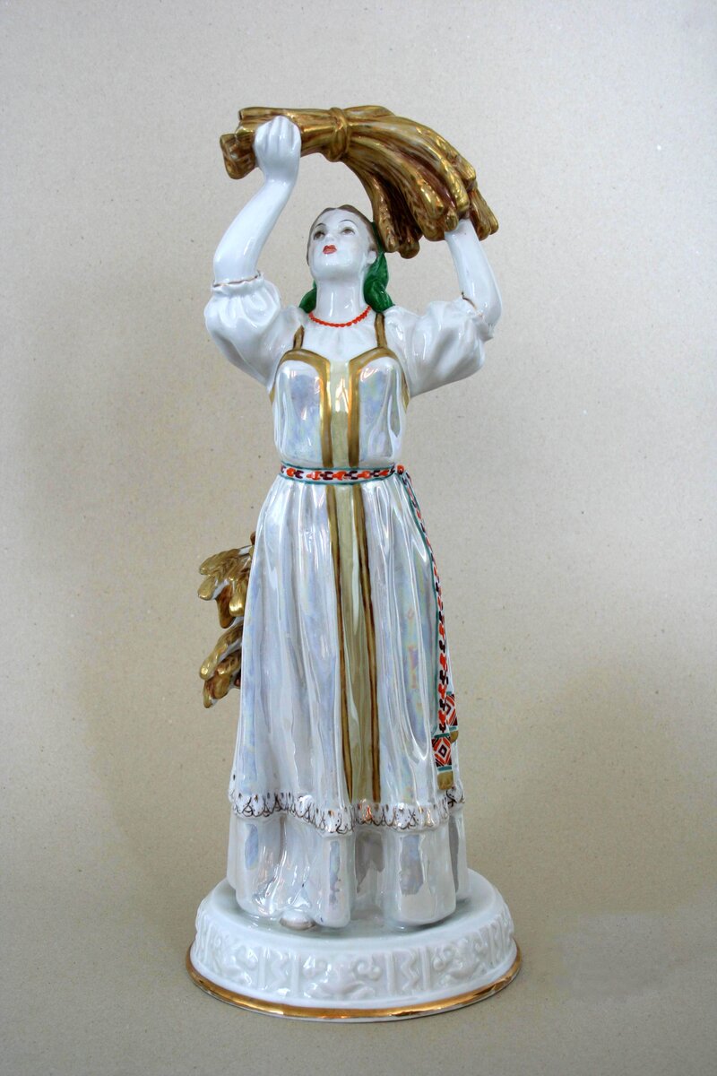 Нина Малышева. Скульптура «Россия». 1956. Дулёво. Высота 46 см. Омский областной музей изобразительных искусств имени М.А. Врубеля / К-2567