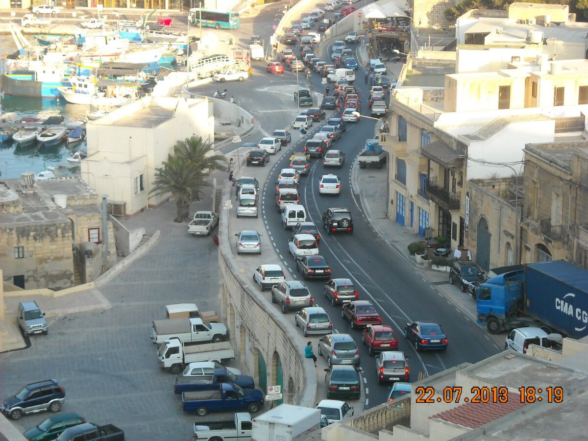 Очередь на паром вечером в понедельник.  В воскресенье дорога забита почти вся. Движение регулирует полиция, давая разрешение на проезд "вручную".