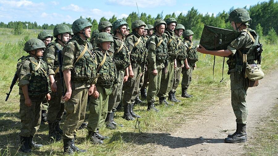 Сбор взвода. Построение военных. Строй солдат. Взвод солдат.