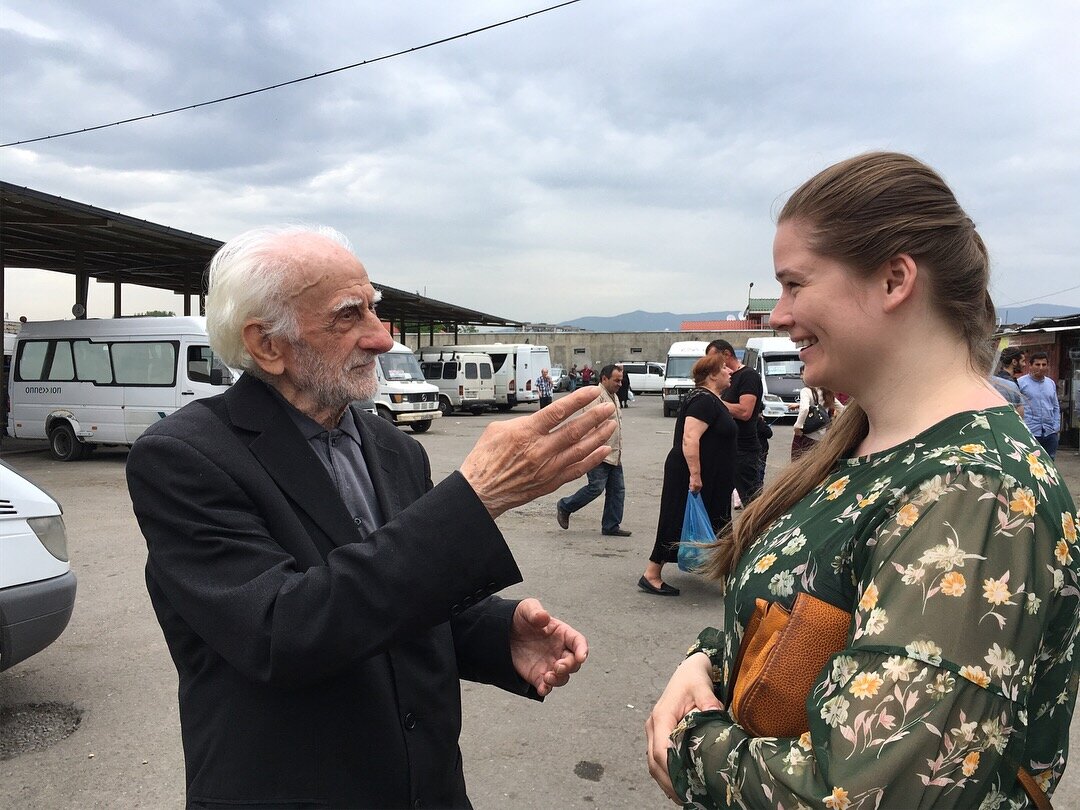 Беседуем с пожилым батони на автовокзале Дидубэ