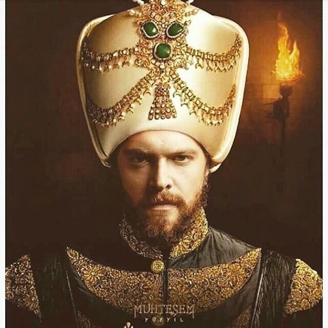 Энгин Озтюрк в роди султана Селима II. Кадр из сериала «Великолепный век»