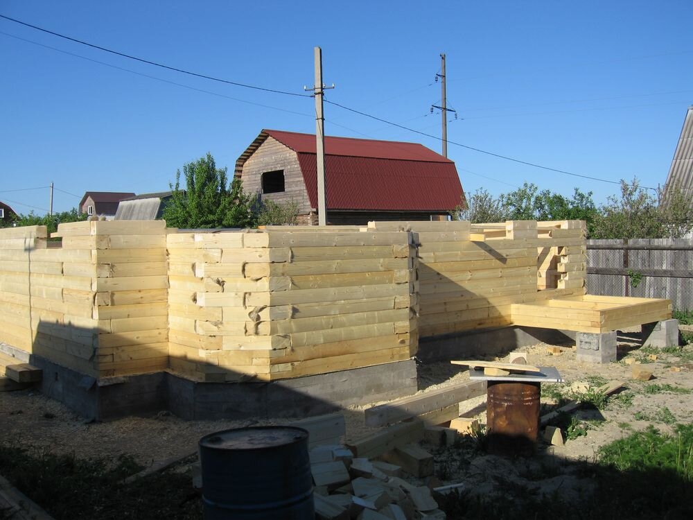 Первые венцы сруба дома. Фото строительной компании «Артель»