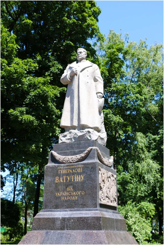 Памятник, установленный в Киеве в 1948 году.
