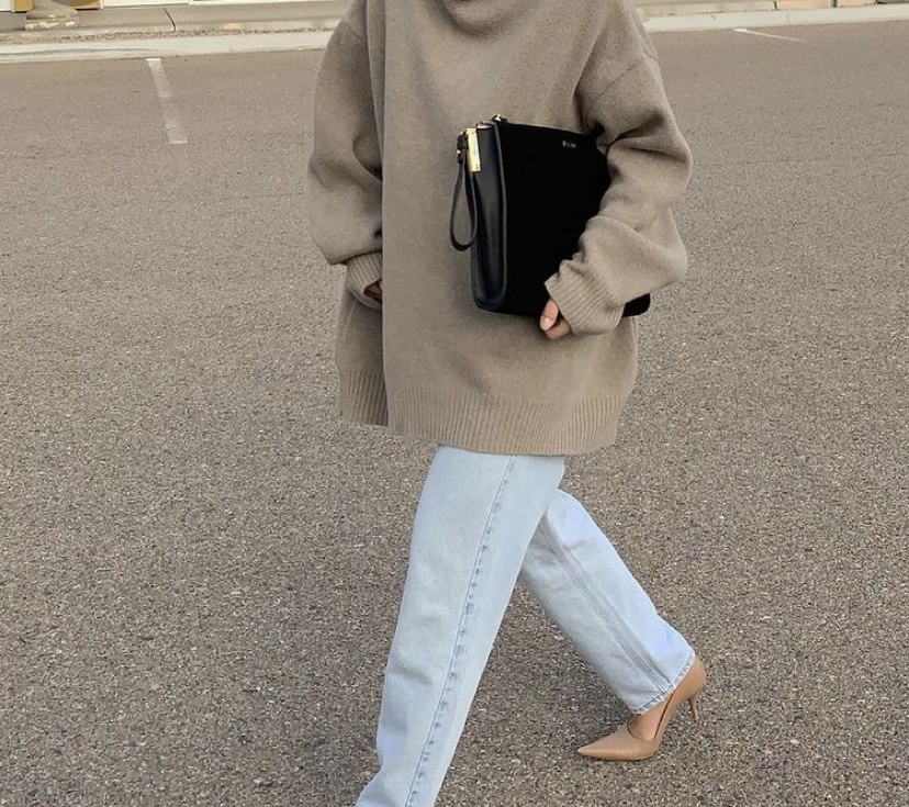 Свитер с широкими джинсами