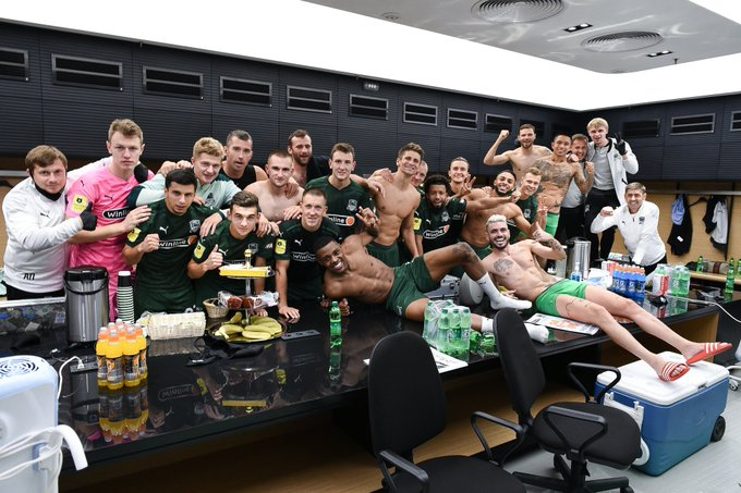 Раздевалка после победы, официальный твиттер ФК "Краснодар"