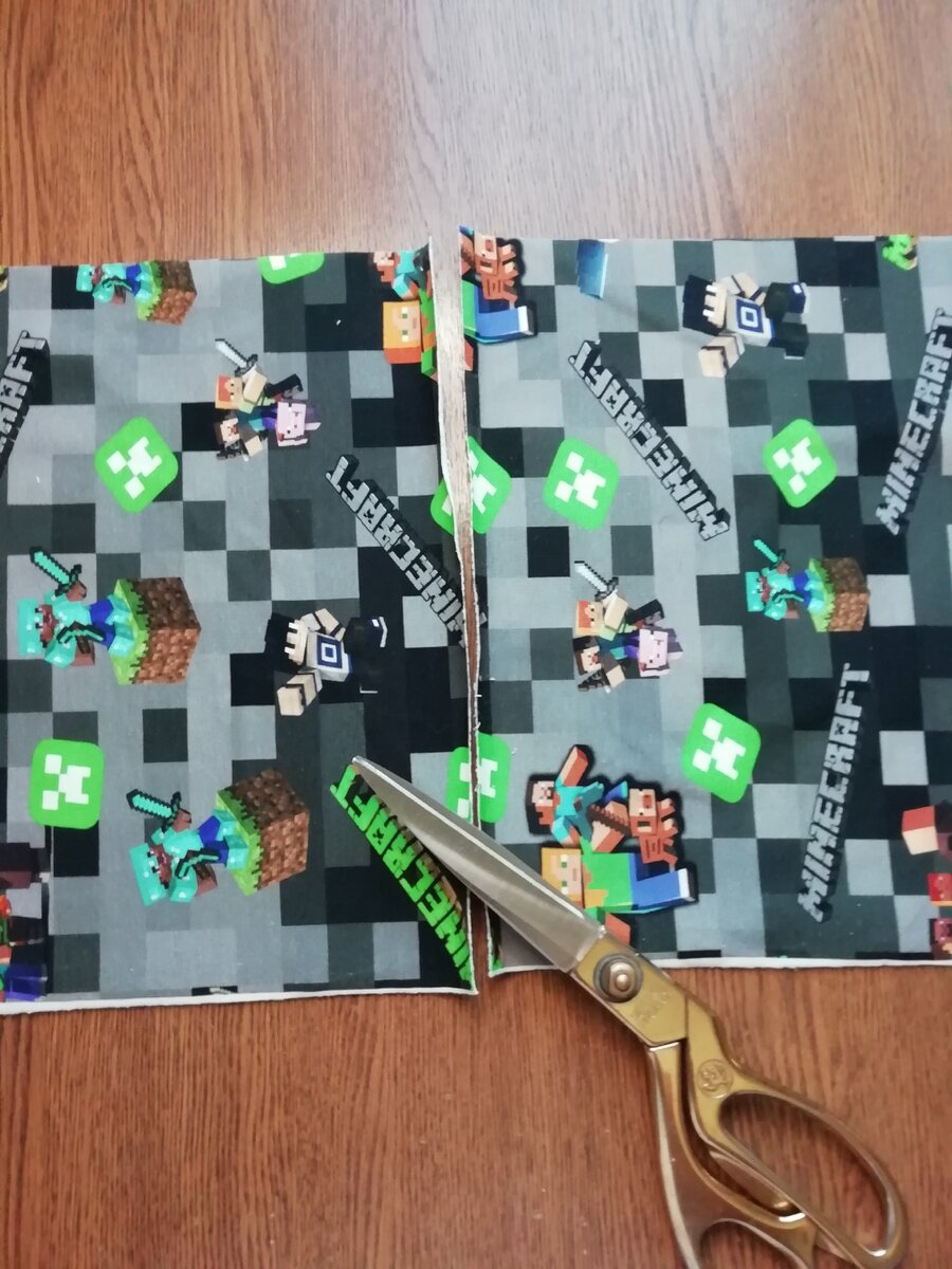 Разрезаем пополам. Если вы купили 25 см, то вам это не обязательно делать кроите с одним швом.