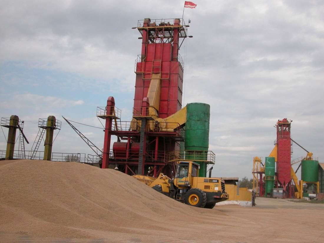 Хлеба в "Солгоне" намолотили так много, что 12 сушилок с трудом справлялись с очисткой и сушкой зерна