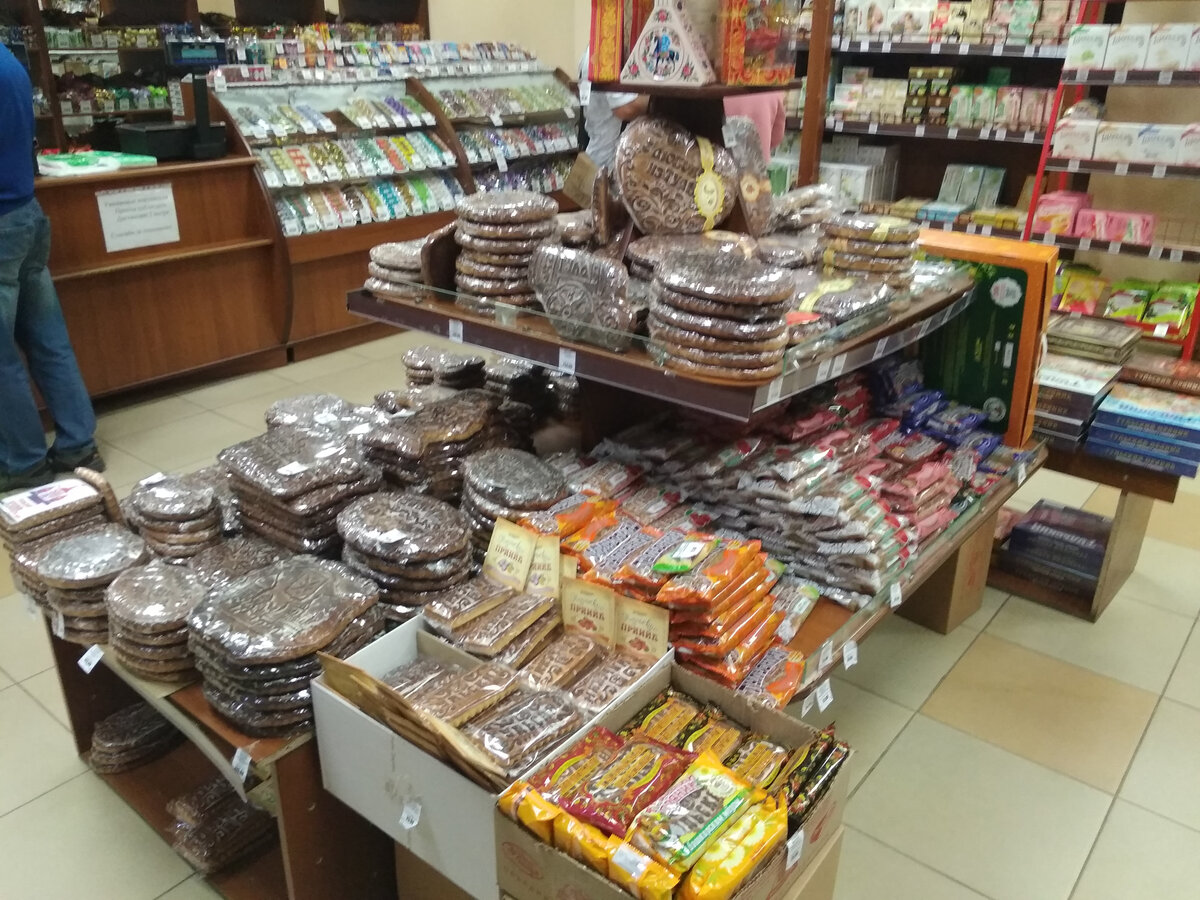 Витрина с тульскими пряниками в магазине "Конфетки-бараночки". Фото автора