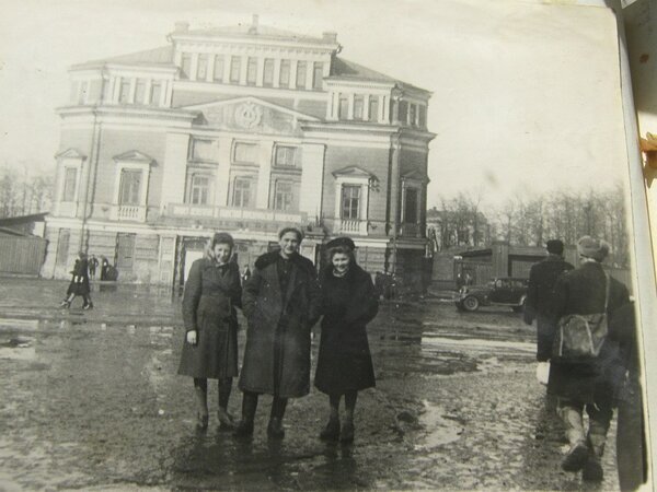 Групповое фото перед зданием Молотовского областного театра оперы и балета, 1940-1950-е годы. источник: группа Вконтакте "История Перми" (https://vk.com/oldperm). 
