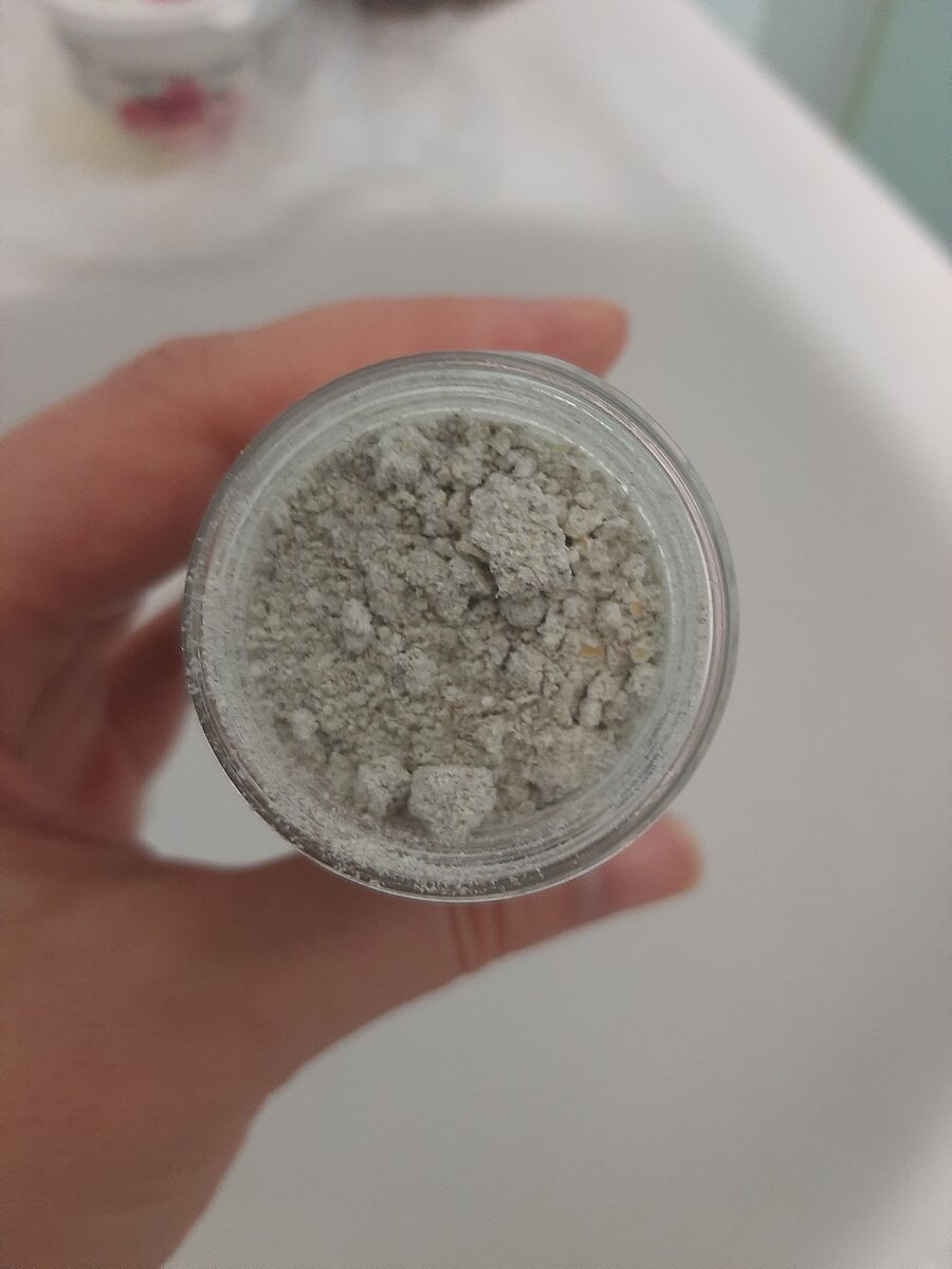 Вот такой порошок мы видим при открытии баночки.