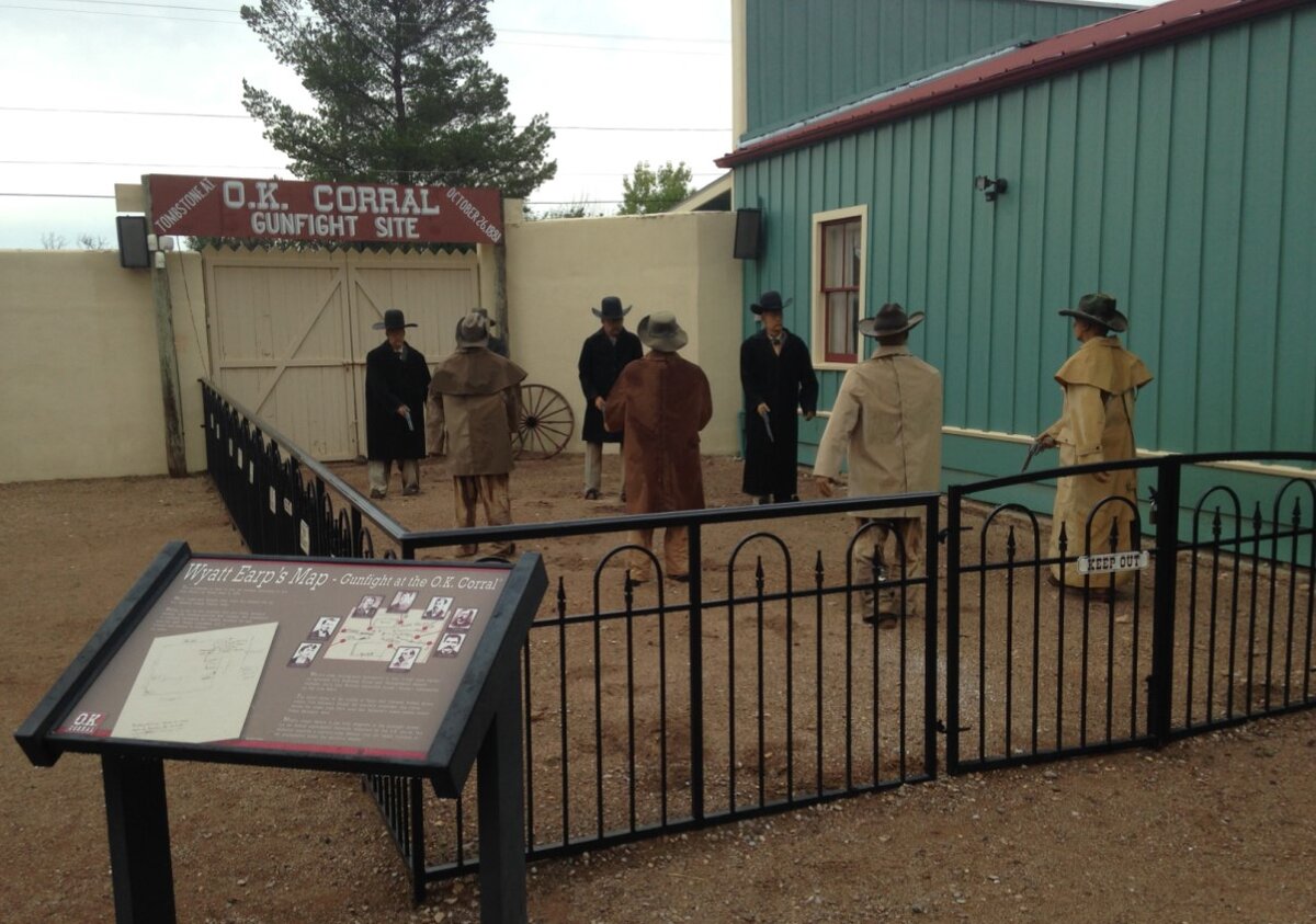 Современная реконструкция перестрелки у корраля Окей.