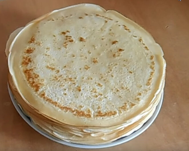 Ингредиенты:  Молоко — 1 л Яйцо куриное — 5 шт
Соль — 1/3 ч. л.
Сахар — 2 ст. л.
Сода — 1/2 ч. л.
Кислота лимонная (на кончике ножа) — 1/2
Мука пшеничная (сколько возьмет тесто)
Масло растительное — 2-3 ст. л.
Вода (примерно 1-1,5 стакана).