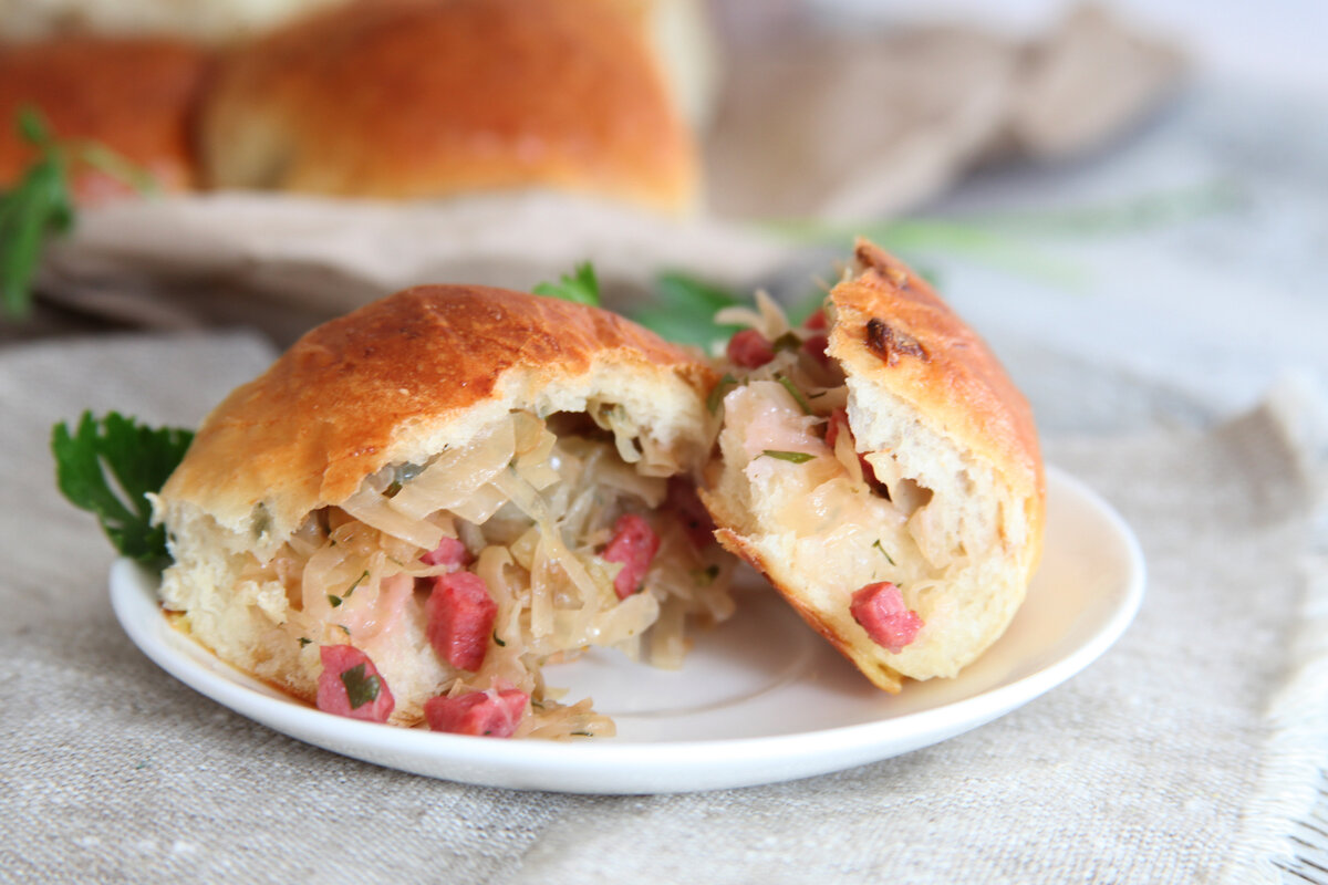 Баварские булочки с колбасой и капустой: получается как пицца, только лучше!