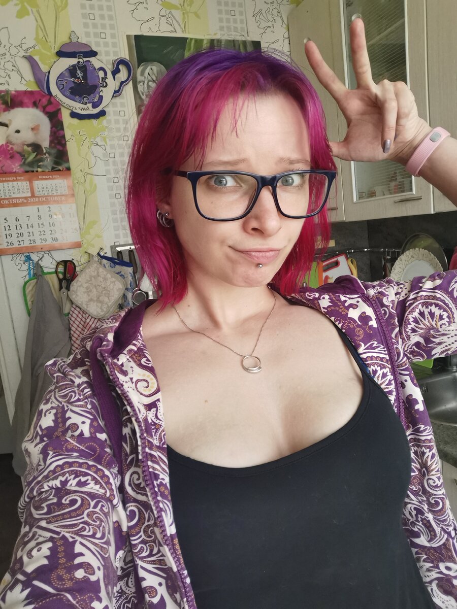 "А я сошла с ума! Какая досада"..Моё нормальное выражение морды лица... будто по голове ударили... вот, сейчас вспомнила, что забыла календарь перевернуть на ноябрь... это тоже норма, в прошлом году октябрь висел до декабря =)